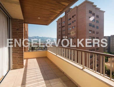 Alquiler de piso en Este de 4 habitaciones con terraza y garaje