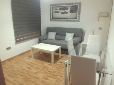 Alquiler de piso en Poniente-Sur de 3 habitaciones con terraza y muebles