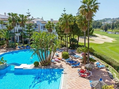 Ático en venta en Mijas Golf de 2 habitaciones con terraza y piscina