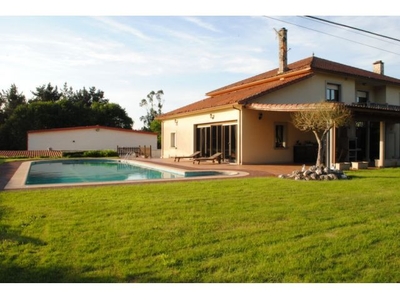 CASA CON TERRENO Y PISCINA A POCOS KILOMETROS DE SANTIAGO.