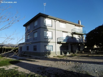 Casa de tres plantas a 3 minutos de la población de Xerta (Tarragona) limita con el Rio Ebro.