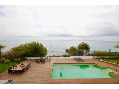 Casa en primerísima línea de mar con acceso directo a la playa e impresionantes vistas al mar.