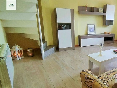 Dúplex en alquiler en calle Padre Huesca de 3 habitaciones con terraza y muebles