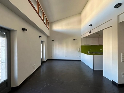 Dúplex en alquiler en Centre - Girona de 4 habitaciones con balcón y aire acondicionado