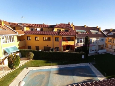 Dúplex en alquiler en Villatoro de 2 habitaciones con terraza y piscina