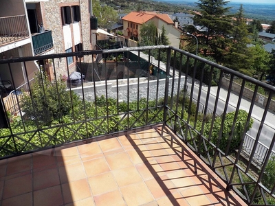 Dúplex en venta en Miraflores de la Sierra de 2 habitaciones con terraza y calefacción
