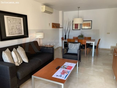 Dúplex renovado en venta en Mijas Costa con parking y piscina comunitaria.