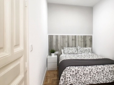 Elegante y moderna habitación en un apartamento de 8 dormitorios en Centro, Madrid