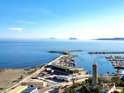 Espacioso ático dúplex en venta con vistas al mar en Estepona. Málaga