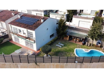 Espectacular casa esquinera reformada con piscina propia en Cabrils - Zona La Llobera