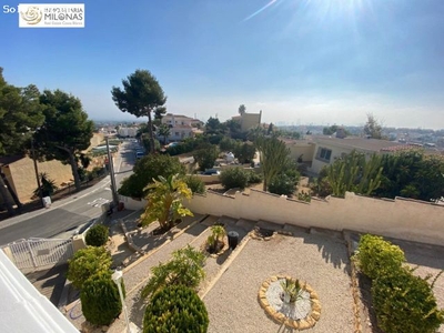 Gran villa independiente con magnificas vistas a la bahía de Benidorm en Urb. Montecasino La Nucia.