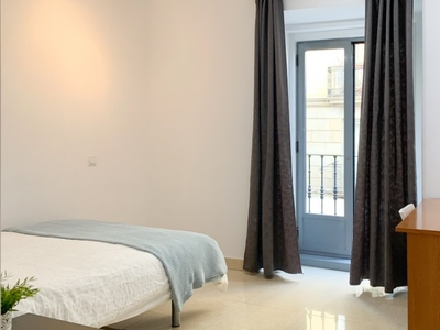 Habitación decorada en un apartamento de 11 dormitorios en Sol, Madrid