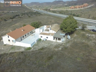 Inmueble con 3 viviendas y 85.000 m2 de terreno de secano entre Águilas y Lorca.