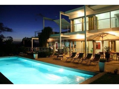 Magnífica casa de 400 m2 con impresionantes vistas, jardín de 1700 m2 y piscina.