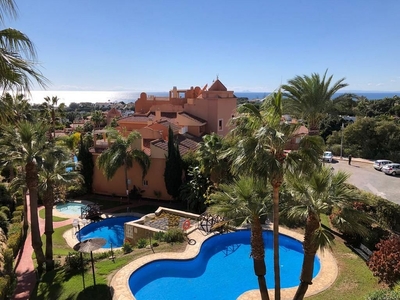 Piso en alquiler en avenida La Reserva de Marbella de 2 habitaciones con terraza y piscina