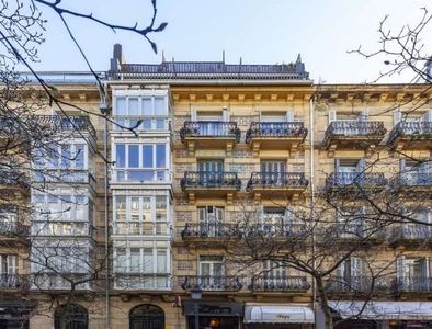 Piso en alquiler en calle Larramendi de 2 habitaciones con balcón y aire acondicionado