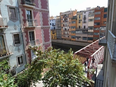 Piso en alquiler en Centre - Girona de 3 habitaciones con balcón y aire acondicionado