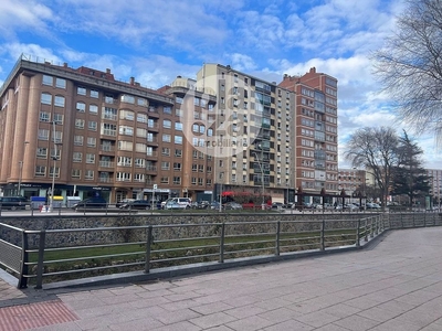 Piso en alquiler en Centro - Burgos de 5 habitaciones con terraza y garaje