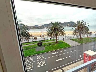 Piso en alquiler en Centro - San Sebastián-Donostia de 3 habitaciones con balcón y calefacción