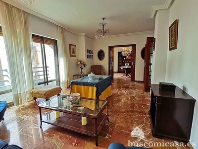 Piso en alquiler en Linares de 4 habitaciones con terraza y muebles