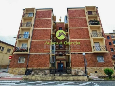 Piso en venta en Burgo de Osma-Ciudad de Osma de 3 habitaciones con terraza y balcón