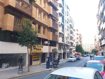 Venta de piso en Centro - Huelva de 4 habitaciones con terraza y balcón