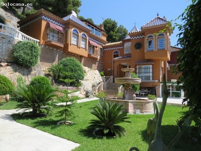 Villa de lujo en Málaga con vistas panorámicas. Urbanización Pinares de San Antón.