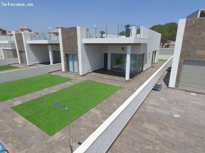 Villas independientes con amplio sótano, solarium y piscina privada en Orihuela Costa