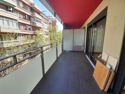 Apartamento en venta. Piso totalmente reformado, con un gran balcón. En una zona muy bien comunicada y con muchos servicios.