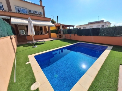 Casa pareada en venta con piscina Segur de Calafell.