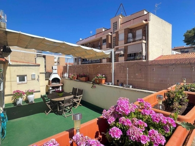 Venta Casa adosada en Pasaje Acacias Albacete. Buen estado plaza de aparcamiento con balcón calefacción individual 160 m²