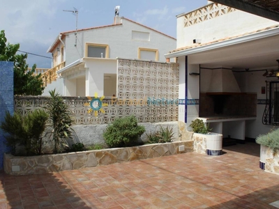 Alquiler Casa adosada Oliva. Con terraza 90 m²