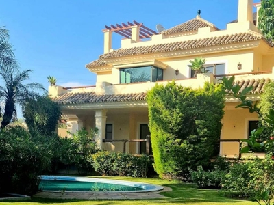 Alquiler Casa unifamiliar en Calle El Califa Marbella. Buen estado plaza de aparcamiento con terraza 608 m²