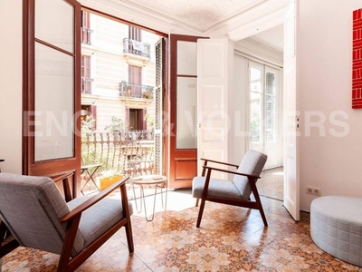 Alquiler Piso Barcelona. Piso de cuatro habitaciones en Pintor Fortuny. Con balcón