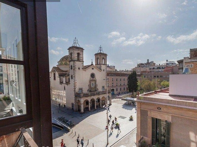 Alquiler Piso Barcelona. Piso de dos habitaciones en Gravina. Primera planta con terraza