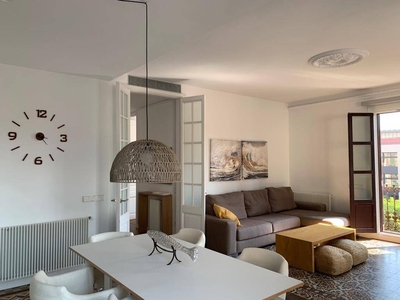 Alquiler Piso Barcelona. Piso de dos habitaciones en Gravina. Segunda planta con terraza