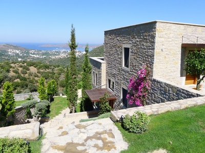 Generous new villa with unblocked bay views
