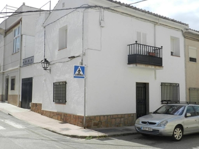 Venta Chalet en Calle Almeria Linares. Muy buen estado plaza de aparcamiento calefacción central 90 m²