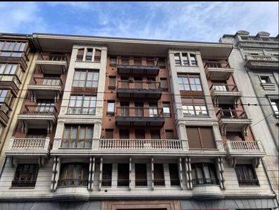 Venta Piso Bilbao. Piso de cuatro habitaciones en Calle de Navarra. Muy buen estado primera planta con balcón calefacción individual