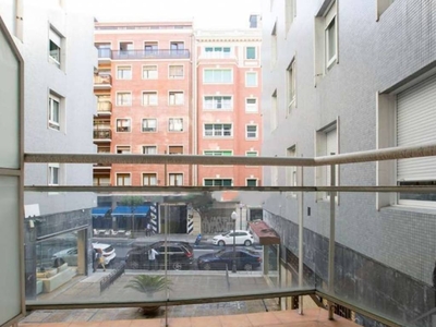 Venta Piso Bilbao. Piso de tres habitaciones en Calle Juan Ajuriaguerra. A reformar primera planta con balcón calefacción central