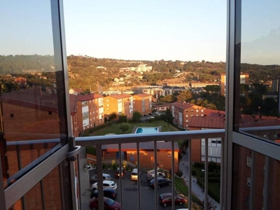 Venta Piso Ourense. Piso de tres habitaciones en Calle Berrocas. Buen estado quinta planta con balcón