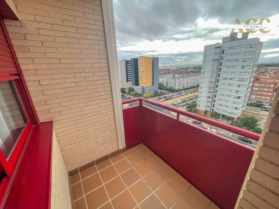 Venta Piso Parla. Piso de tres habitaciones en Calle Planeta Júpiter. Muy buen estado octava planta plaza de aparcamiento con terraza calefacción individual