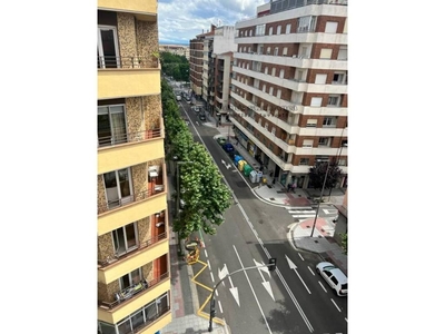 Venta Piso Salamanca. Piso de tres habitaciones en Avenida AV DE VILLAMAYOR. A reformar sexta planta con balcón