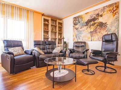 Vivienda con 2 apartamentos comunicados y plaza de garaje a la venta en Los