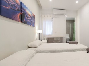 Se alquila habitación en apartamento de 6 habitaciones en Horta-Guinardó.