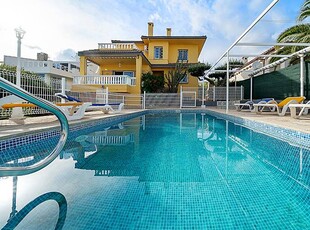 Villa para 13 personas con piscina (250mts playa)