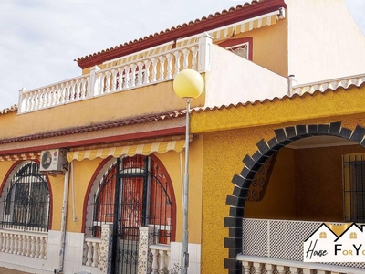 Alquiler Casa adosada en Avenida Justo Quesada 6168 Los Alcázares. Buen estado con balcón calefacción individual 120 m²