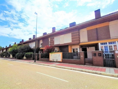 Alquiler Casa adosada en Paramo De Vivar Valladolid. Con terraza 221 m²