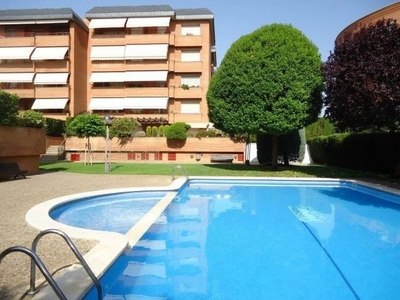 Alquiler de piso en Joc de la Bola - Camps d'Esports - Ciutat Jardí - Montcada de 4 habitaciones con terraza y piscina