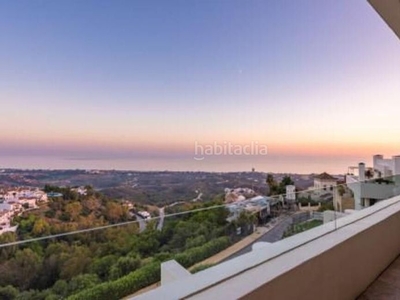 Ático con 3 habitaciones amueblado con ascensor, parking, piscina, aire acondicionado y vistas al mar en Marbella